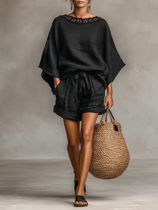 Blusa Minimalista con Collo a Barchetta in Pizzo e Pantaloni Corti