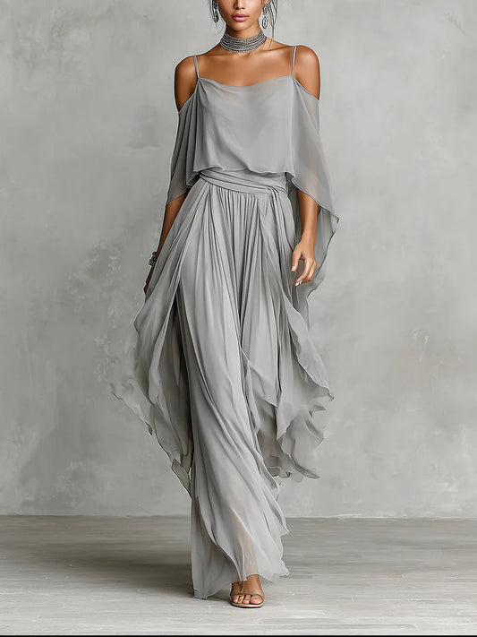 Completo in chiffon con spalline scoperte e pantaloni grigi