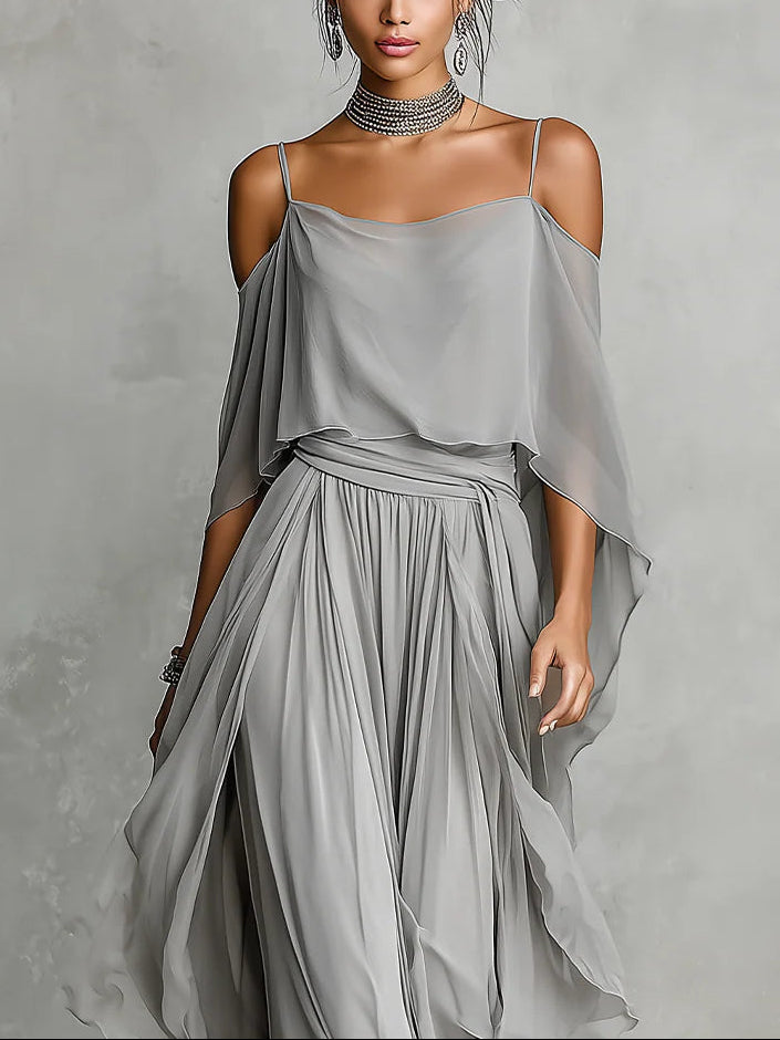 Completo in chiffon con spalline scoperte e pantaloni grigi