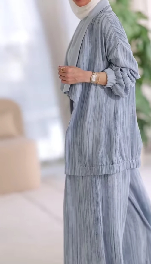 Completo casual tre pezzi a righe verticali con colletto