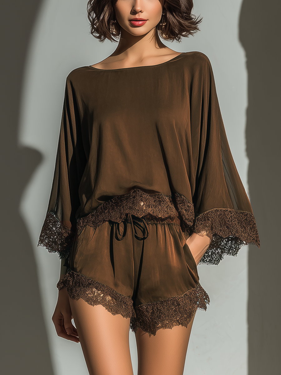 Completo Top & Shorts a Collo Barchetta in Satin Cioccolato per Donne con Dettagli in Pizzo