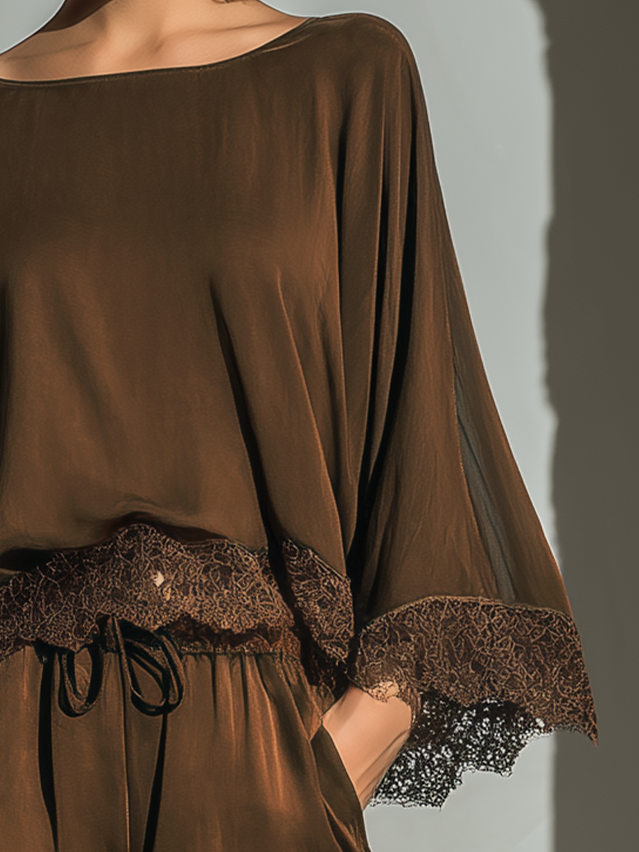 Completo Top & Shorts a Collo Barchetta in Satin Cioccolato per Donne con Dettagli in Pizzo