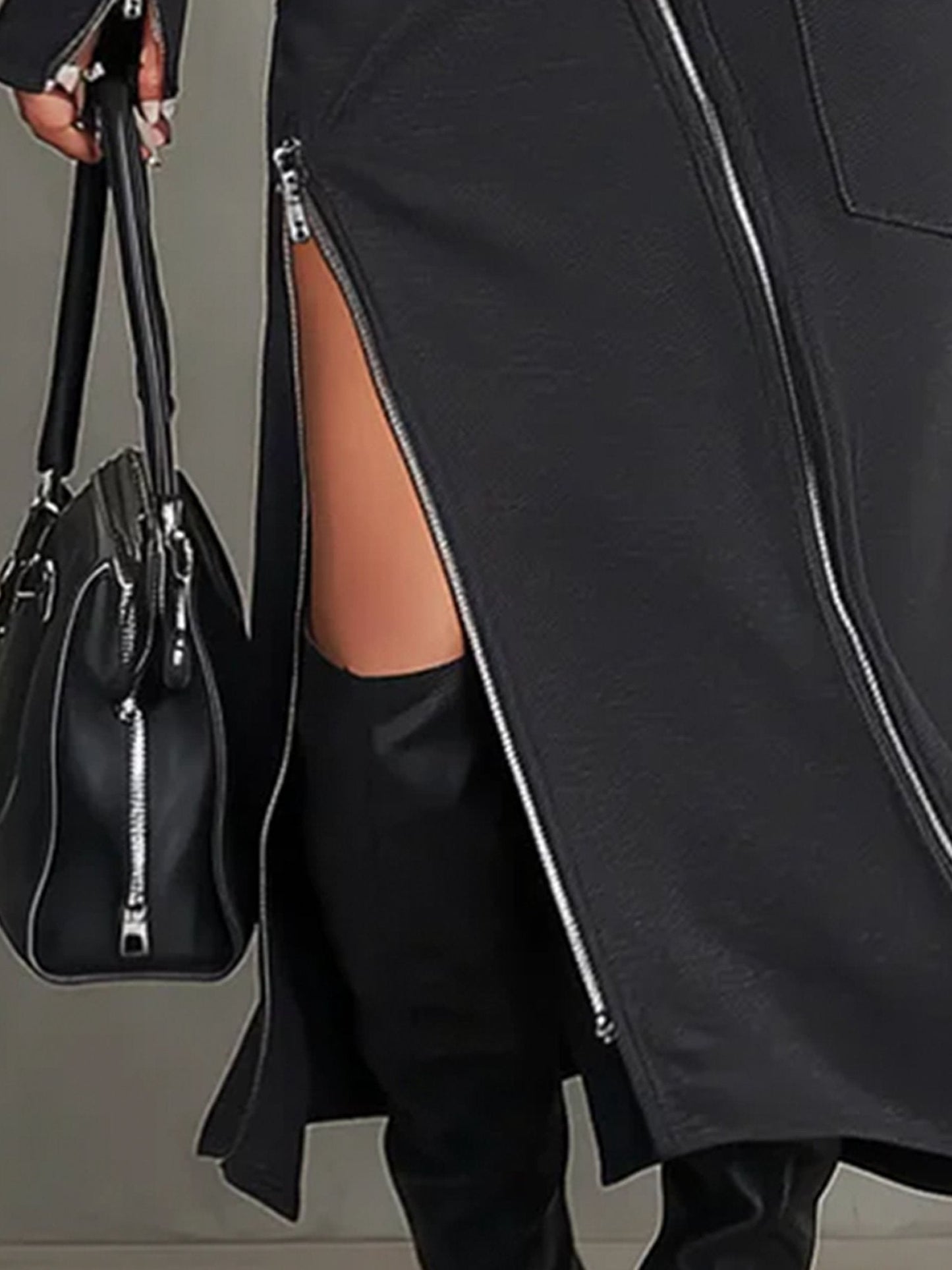 Completo con tasche zip irregolari e colletto alto