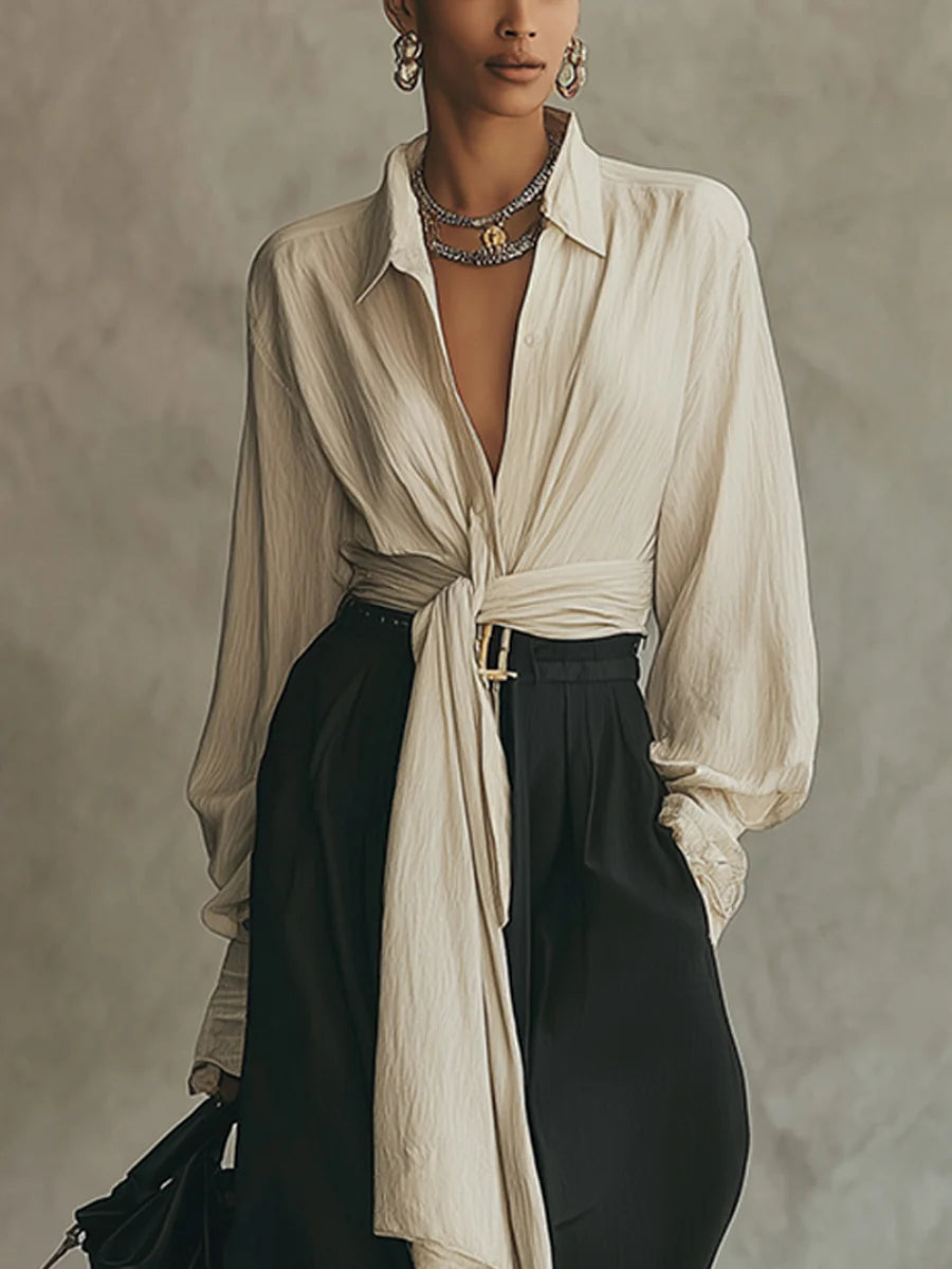 Completo camicia beige con lacci e pantaloni neri