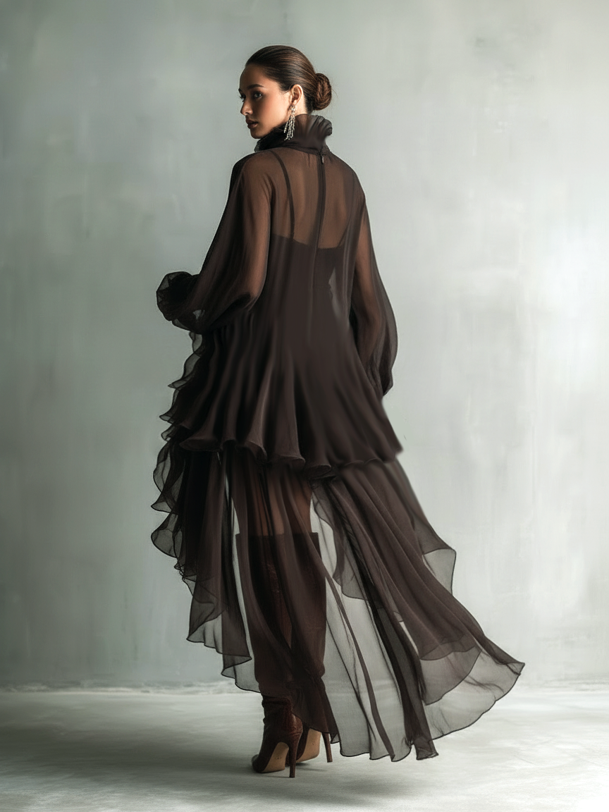 Abito Midi Elegante in Chiffon Marrone con Collo Alto e Maniche Lunghe