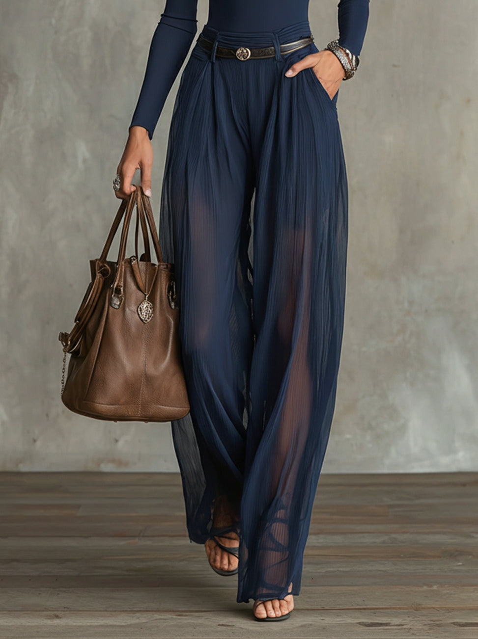 Completo Top a Maniche Lunghe in Pizzo Blu Marino e Pantaloni Plissettati Ampi Trasparenti (con cintura)