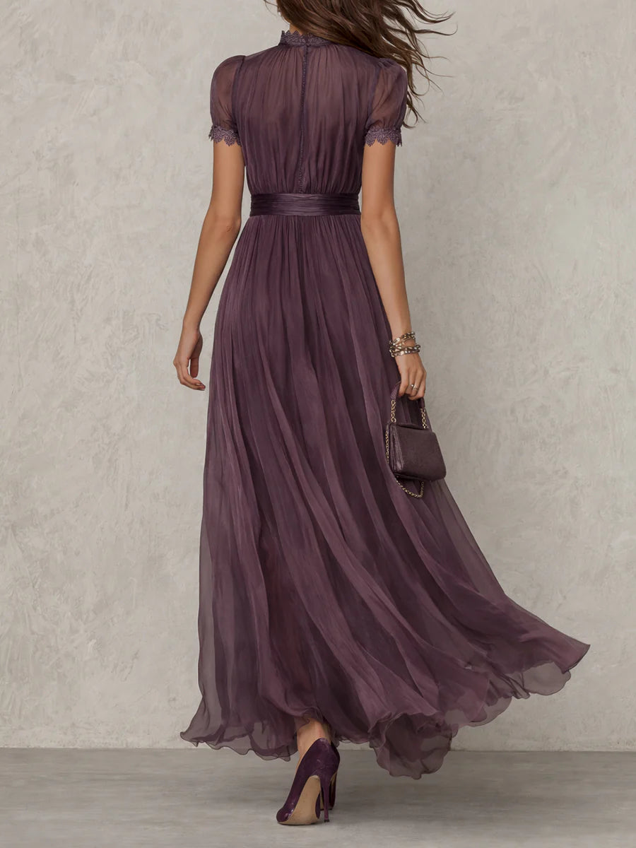 Flavia • Vestito lungo viola con scollo a chiave, bordo in pizzo di chiffon