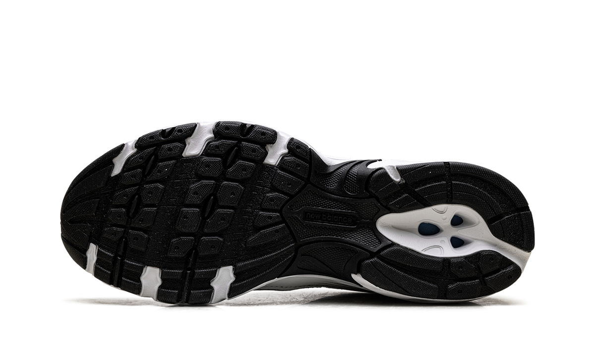 530 "White Silver Metallic Black" MR530LB
