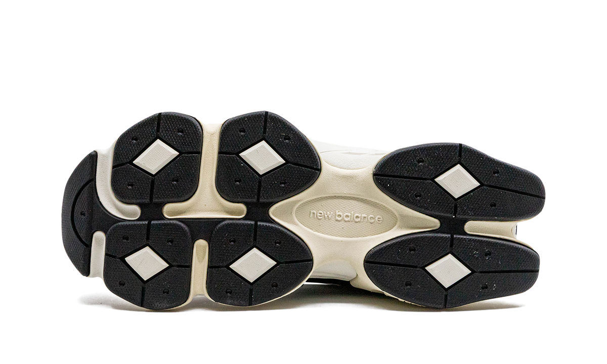 9060 "Black / White" U9060AAA